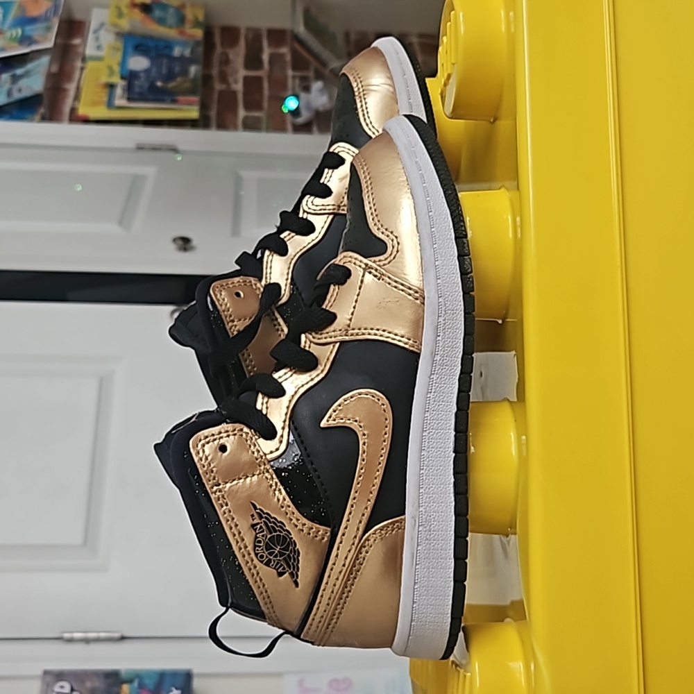 Jordan 1 mid Metallic Gold